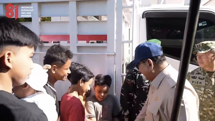Momen Hangat Prabowo Bersenda Gurau dengan Anak Pengungsi di NTT, Ingat “Oke Gas”