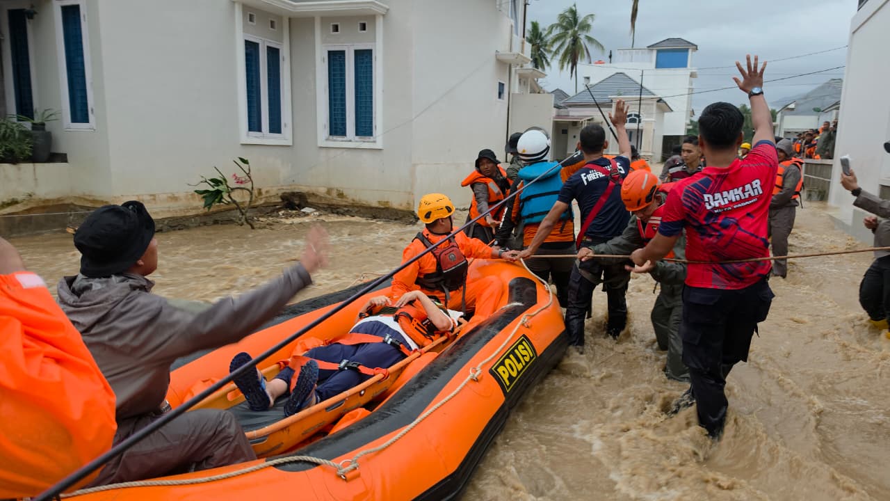 Banjir Rendam Sejumlah Wilayah di Padang, Puluhan Warga Dievakuasi ke Tempat Aman
